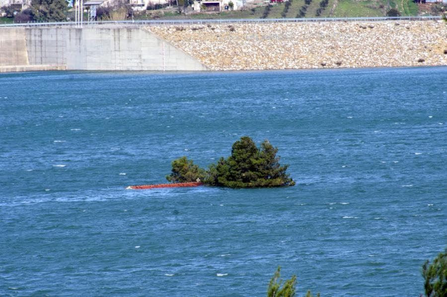 Δυτική Αχαΐα: Βυθίστηκε εντελώς το εκκλησάκι των Αγίων Θεοδώρων στην τεχνητή λίμνη Αστερίου