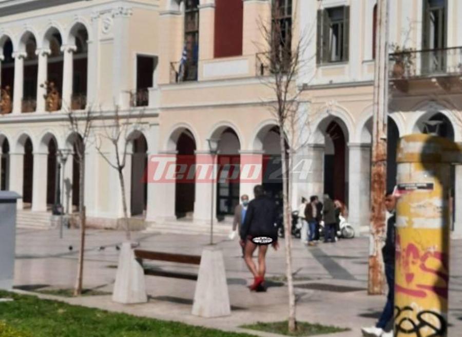 Πάτρα σοκ: Άντρας κυκλοφορούσε στο κέντρο της πόλης γυμνός από τη μέση και κάτω