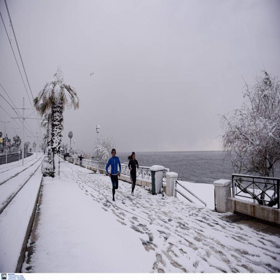 Άλιμος: Παρά το τσουχτερό κρύο και τα πυκνά χιόνια κάποιοι τολμηροί πήγαν για μπάνιο