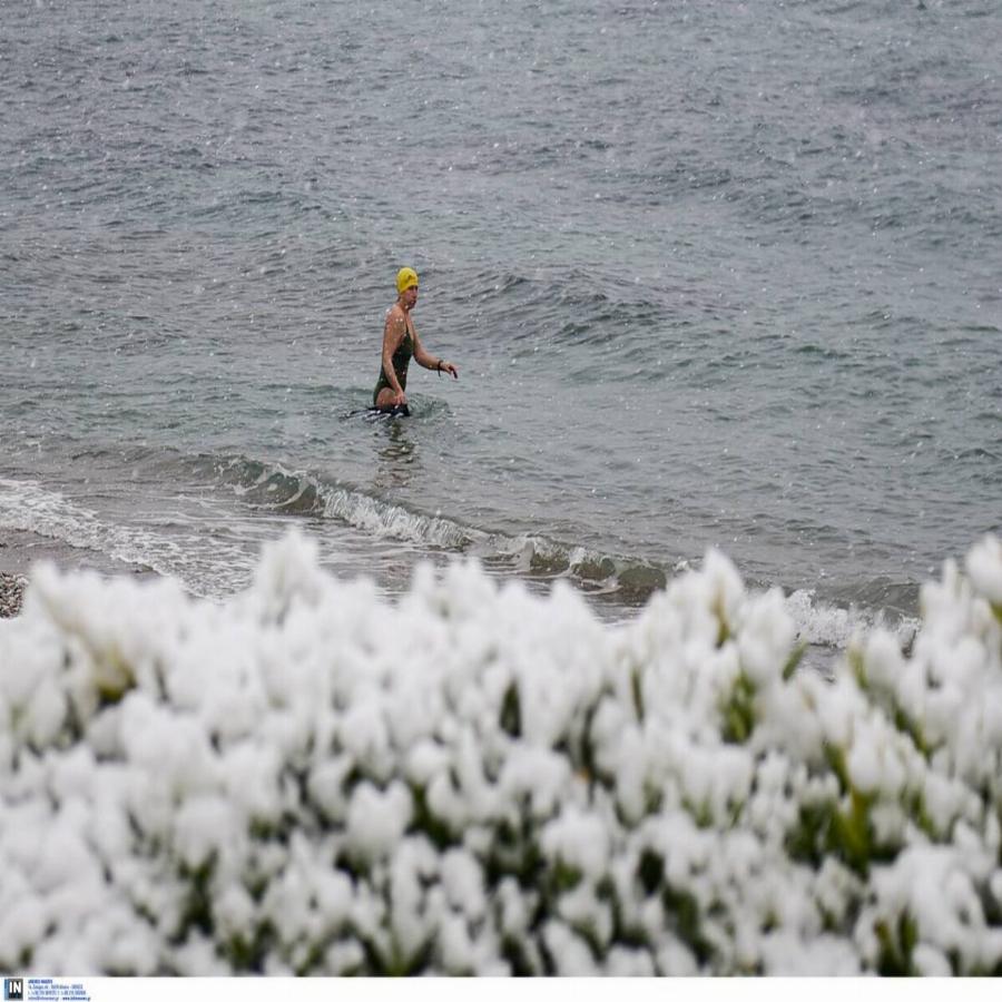 Άλιμος: Παρά το τσουχτερό κρύο και τα πυκνά χιόνια κάποιοι τολμηροί πήγαν για μπάνιο