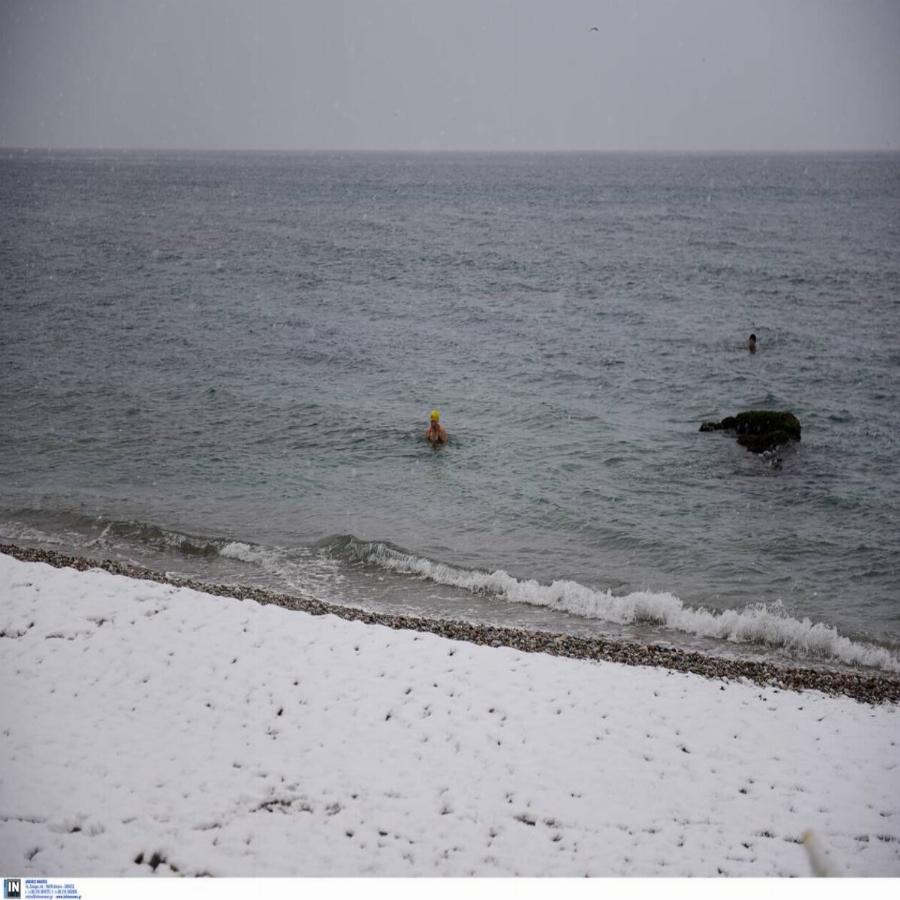 Άλιμος: Παρά το τσουχτερό κρύο και τα πυκνά χιόνια κάποιοι τολμηροί πήγαν για μπάνιο
