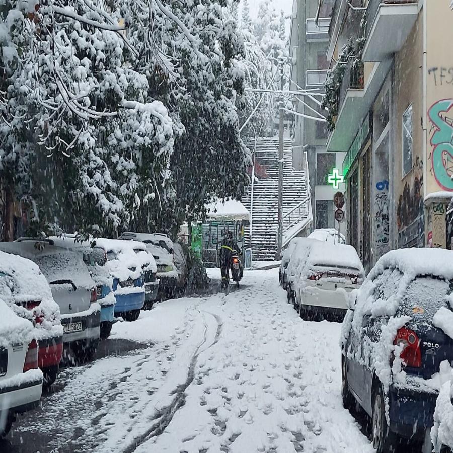 Αθήνα κακοκαιρία: Διανομέας πασχίζει με το μηχανάκι μέσα στα χιόνια για να παραδώσει καφέ