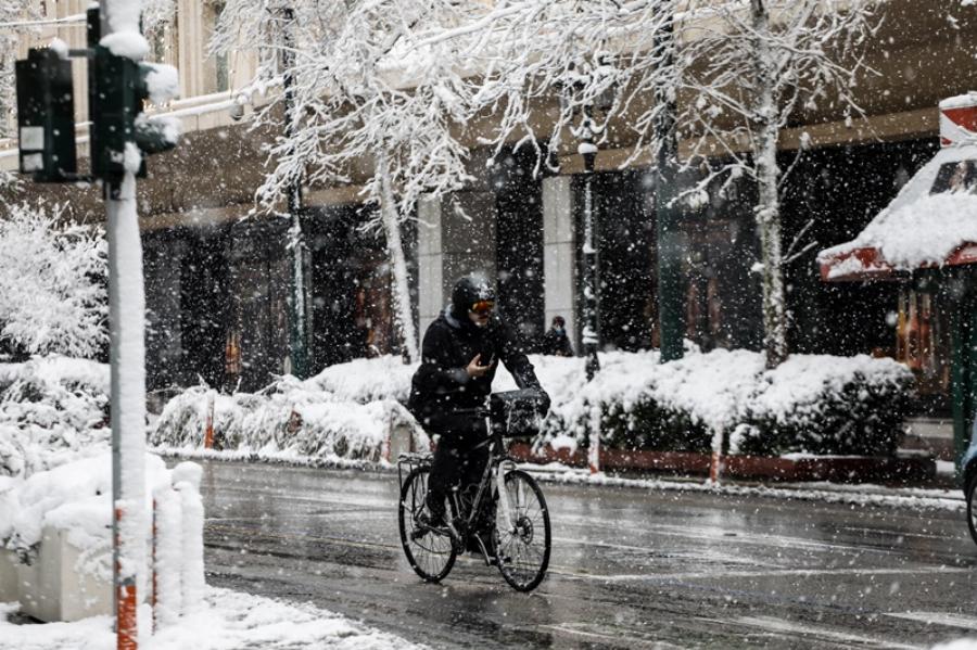 Θεσσαλονίκη τροχαίο: Τροχαίο ατύχημα για διανομέα που μετέφερε παραγγελίες μέσα στα χιόνια