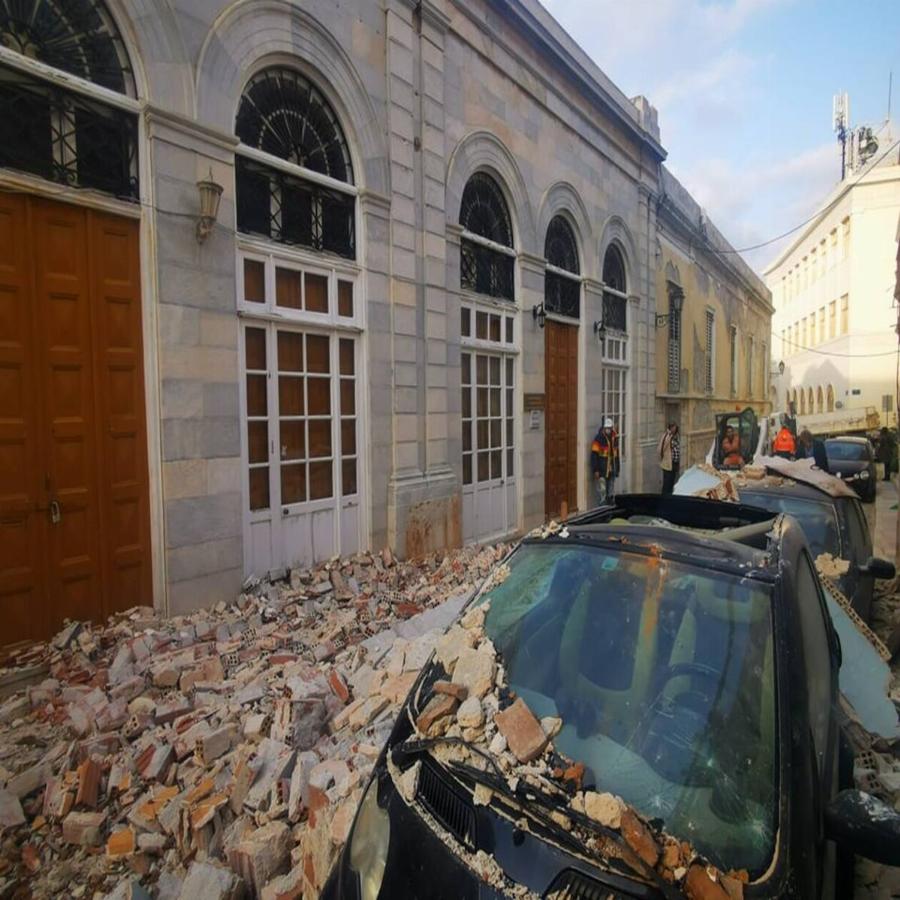 Σύρος ατύχημα: Κατέρρευσε τοίχος παλιού κτιρίου πάνω σε αυτοκίνητο στην Ερμούπολη