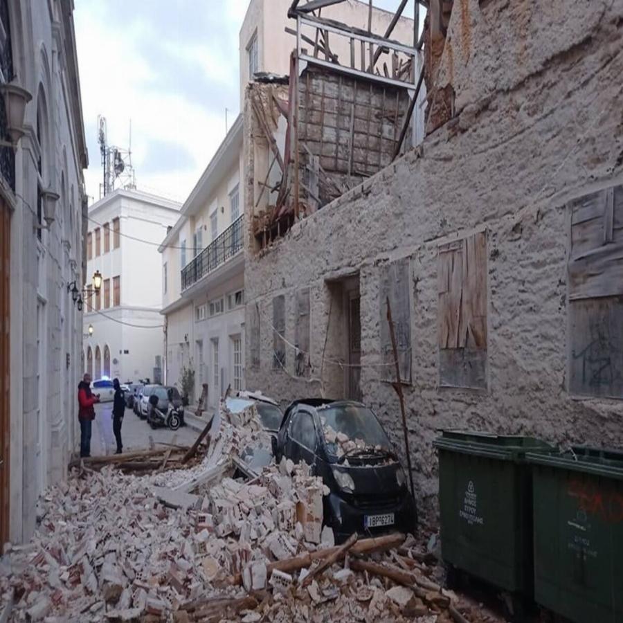 Σύρος ατύχημα: Κατέρρευσε τοίχος παλιού κτιρίου πάνω σε αυτοκίνητο στην Ερμούπολη