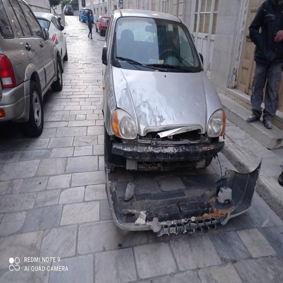 Σύρος ατύχημα: Κατέρρευσε τοίχος παλιού κτιρίου πάνω σε αυτοκίνητο στην Ερμούπολη