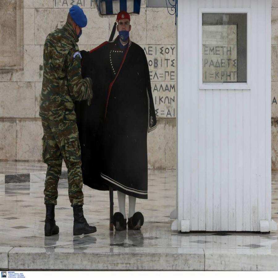 Εύζωνες Προεδρικής Φρουράς: Φόρεσαν κάπες για να προστατευτούν από την κακοκαιρία «Μήδεια»