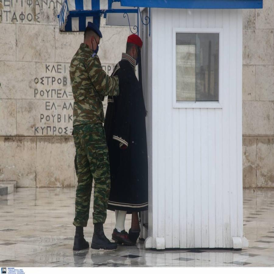 Εύζωνες Προεδρικής Φρουράς: Φόρεσαν κάπες για να προστατευτούν από την κακοκαιρία «Μήδεια»