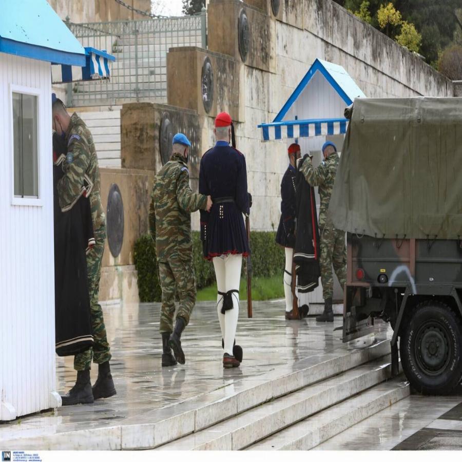 Εύζωνες Προεδρικής Φρουράς: Φόρεσαν κάπες για να προστατευτούν από την κακοκαιρία «Μήδεια»