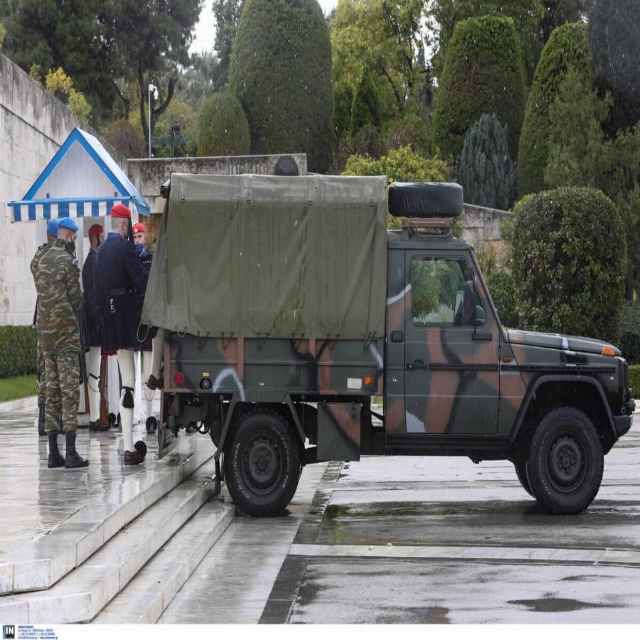 Εύζωνες Προεδρικής Φρουράς: Φόρεσαν κάπες για να προστατευτούν από την κακοκαιρία «Μήδεια»