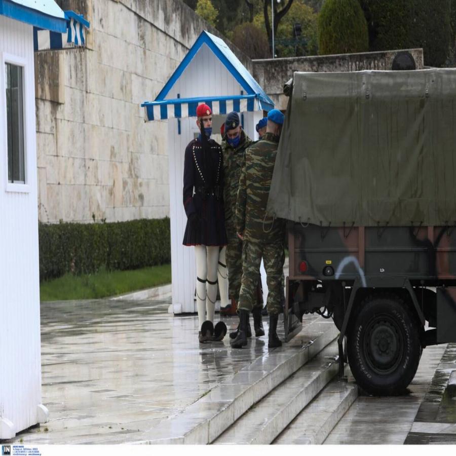 Εύζωνες Προεδρικής Φρουράς: Φόρεσαν κάπες για να προστατευτούν από την κακοκαιρία «Μήδεια»