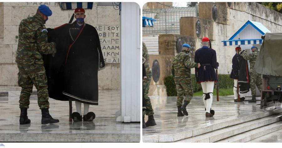 Εύζωνες Προεδρικής Φρουράς: Φόρεσαν κάπες για να προστατευτούν από την κακοκαιρία «Μήδεια»