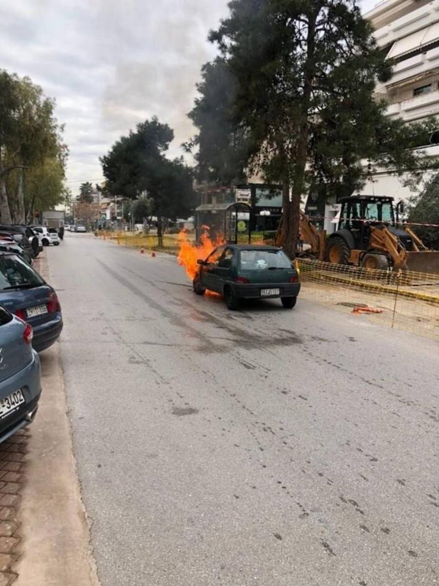 Γλυφάδα ατύχημα: Αυτοκίνητο έπιασε φωτιά! – Αστυνομικός έσωσε γυναίκα και παιδί