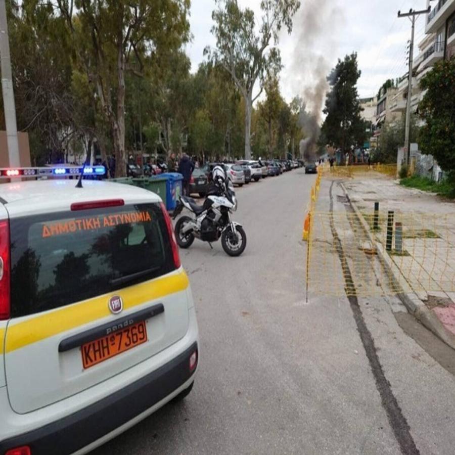 Γλυφάδα ατύχημα: Αυτοκίνητο έπιασε φωτιά! – Αστυνομικός έσωσε γυναίκα και παιδί