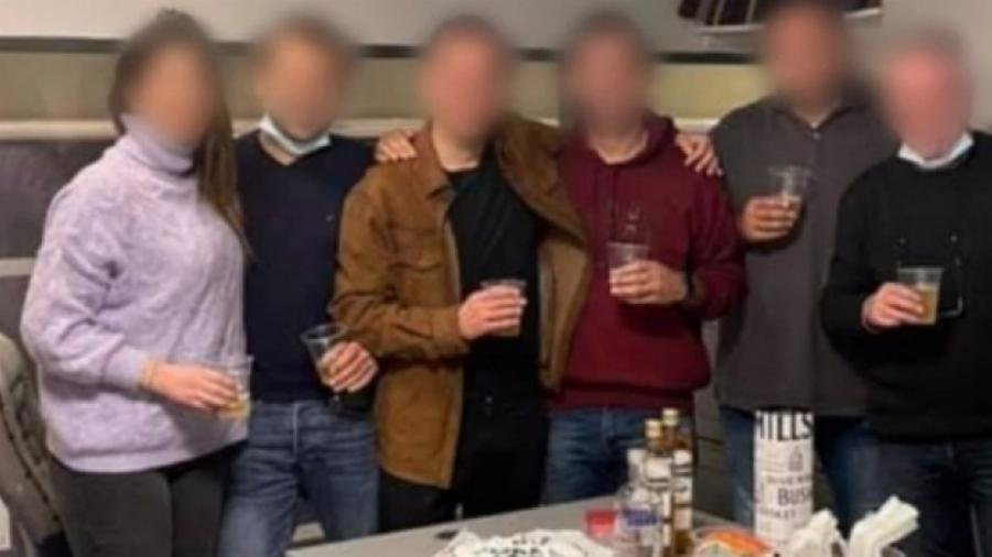 ΓΑΔΑ: Σοκ με το κορονοπάρτι αστυνομικών μέσα στη ΓΑΔΑ – Έπιναν ουίσκι χωρίς αποστάσεις