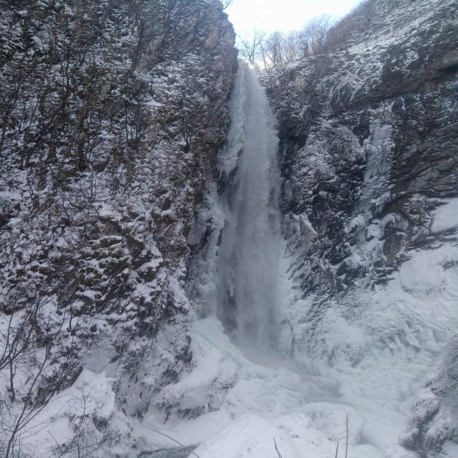 Καιρός Ξάνθη: Εντυπωσιακές εικόνες από τον παγωμένο καταρράκτη του Λειβαδίτη – Άχνισε ο ποταμός Ληθαίος στα Τρίκαλα