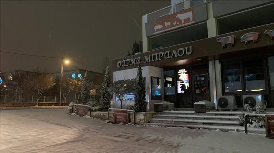 Χιόνια στην Αττική: Το έχει στρώσει για τα καλά στα βόρεια προάστια – Δείτε φωτογραφίες και βίντεο