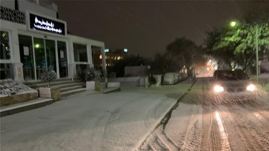 Χιόνια στην Αττική: Το έχει στρώσει για τα καλά στα βόρεια προάστια – Δείτε φωτογραφίες και βίντεο