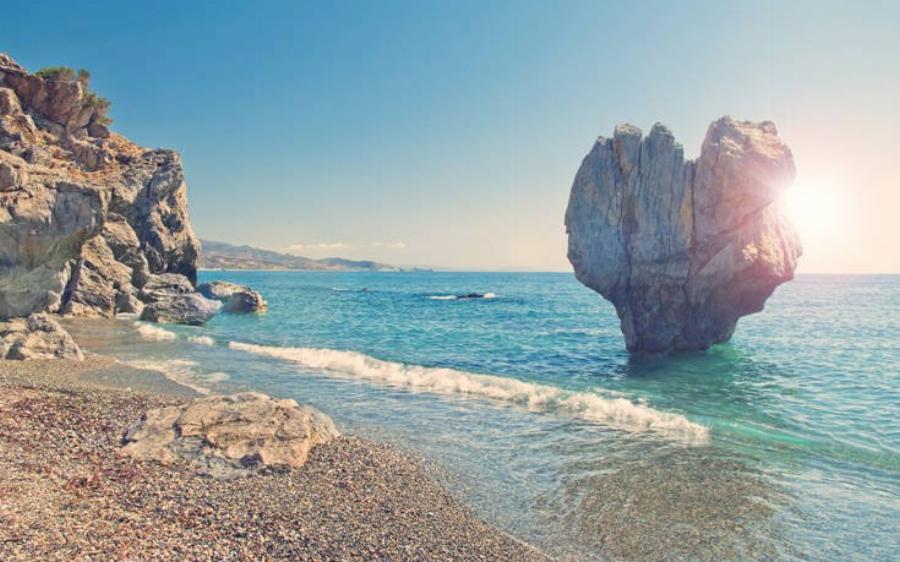 Προορισμοί στην Ελλάδα: Το Ρέθυμνο και η Σαντορίνη στους κορυφαίους ρομαντικούς προορισμούς για το 2021