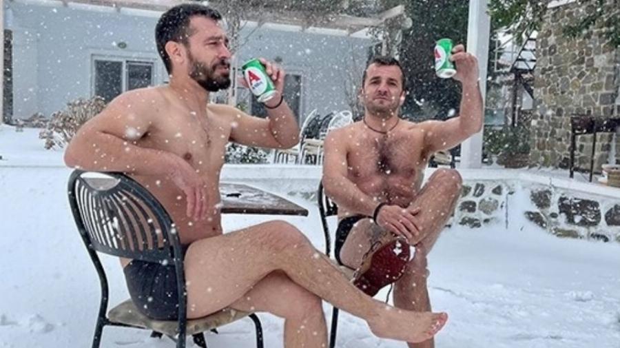 Σαμοθράκη κακοκαιρία: Δύο φίλοι πήραν τις μπύρες τους και βγήκαν μόνο με τα εσώρουχα στα χιόνια