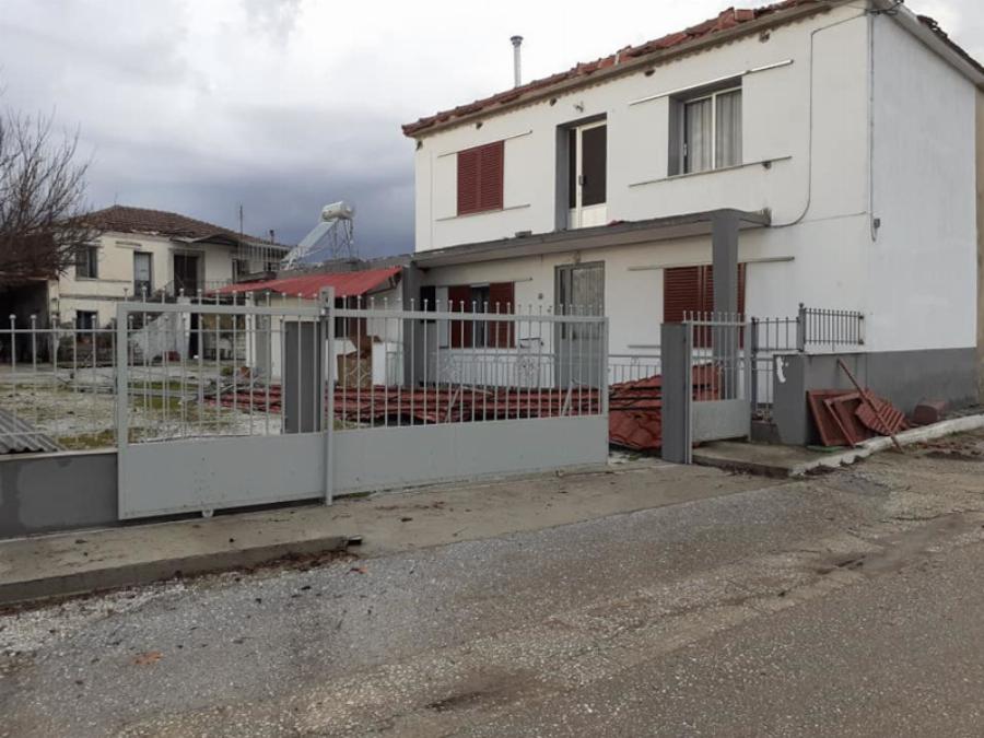 Καιρός Σέρρες: Μεγάλες καταστροφές από ανεμοστρόβιλο – Το 99% των κτιρίων στην Τούμπα υπέστησαν ζημιές
