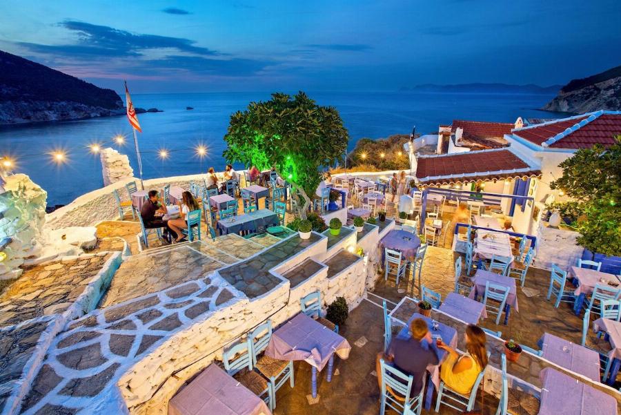 Σκόπελος: Διθυραμβικό άρθρο της Daily Mail για το ελληνικό νησί των Σποράδων – Τι αναφέρει