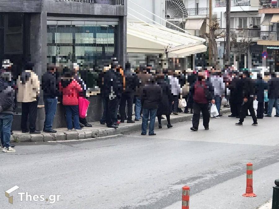 Θεσσαλονίκη δωρεάν φαγητό: Μεγάλες ουρές με κόσμο έξω από κατάστημα που μοιράζει δωρεάν φαγητό