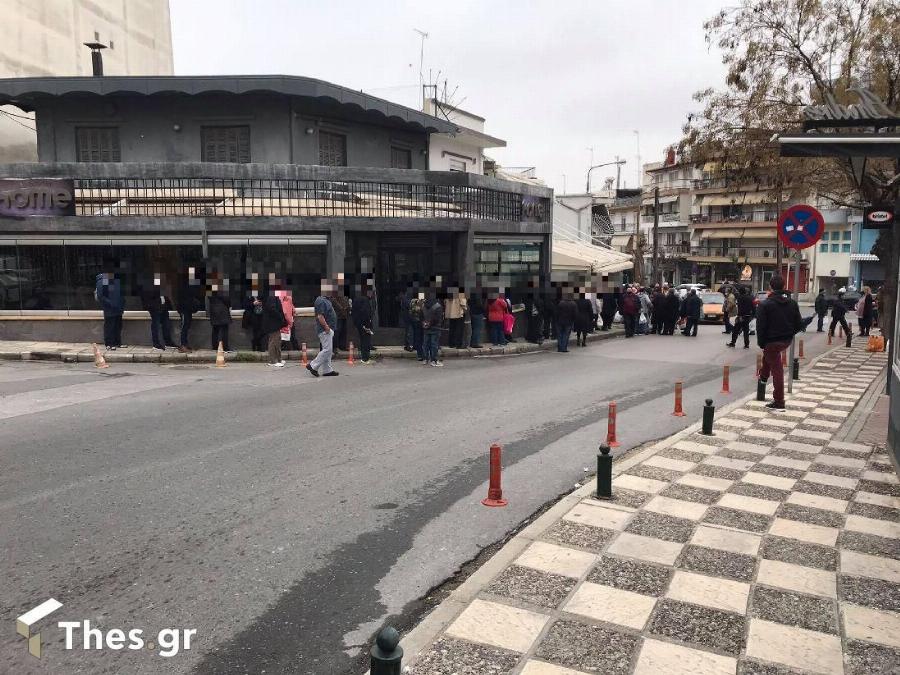 Θεσσαλονίκη δωρεάν φαγητό: Μεγάλες ουρές με κόσμο έξω από κατάστημα που μοιράζει δωρεάν φαγητό