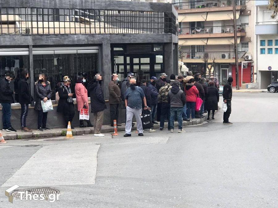Θεσσαλονίκη δωρεάν φαγητό: Μεγάλες ουρές με κόσμο έξω από κατάστημα που μοιράζει δωρεάν φαγητό