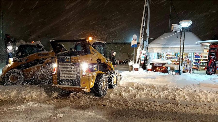 Χιόνια στην Αττική: Το έχει στρώσει για τα καλά στα βόρεια προάστια – Δείτε φωτογραφίες και βίντεο