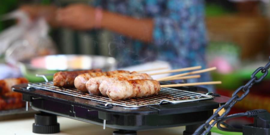 Τσικνοπέμπτη μέτρα: Ψήσιμο στο μπαλκόνι φέτος – Όσο είναι υψηλά τα κρούσματα δεν ανοίγει τίποτα