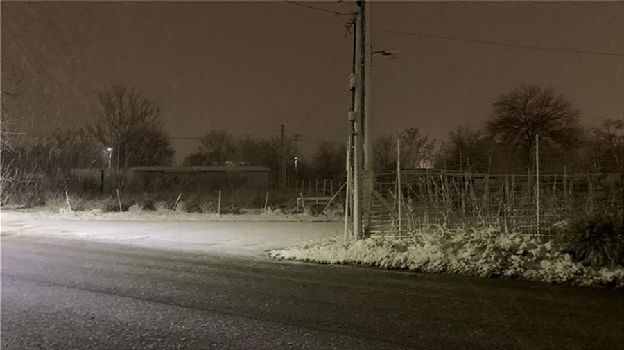 Χιόνια στην Αττική: Το έχει στρώσει για τα καλά στα βόρεια προάστια – Δείτε φωτογραφίες και βίντεο