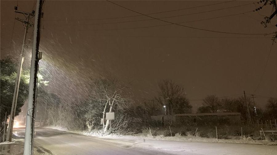 Χιόνια στην Αττική: Το έχει στρώσει για τα καλά στα βόρεια προάστια – Δείτε φωτογραφίες και βίντεο