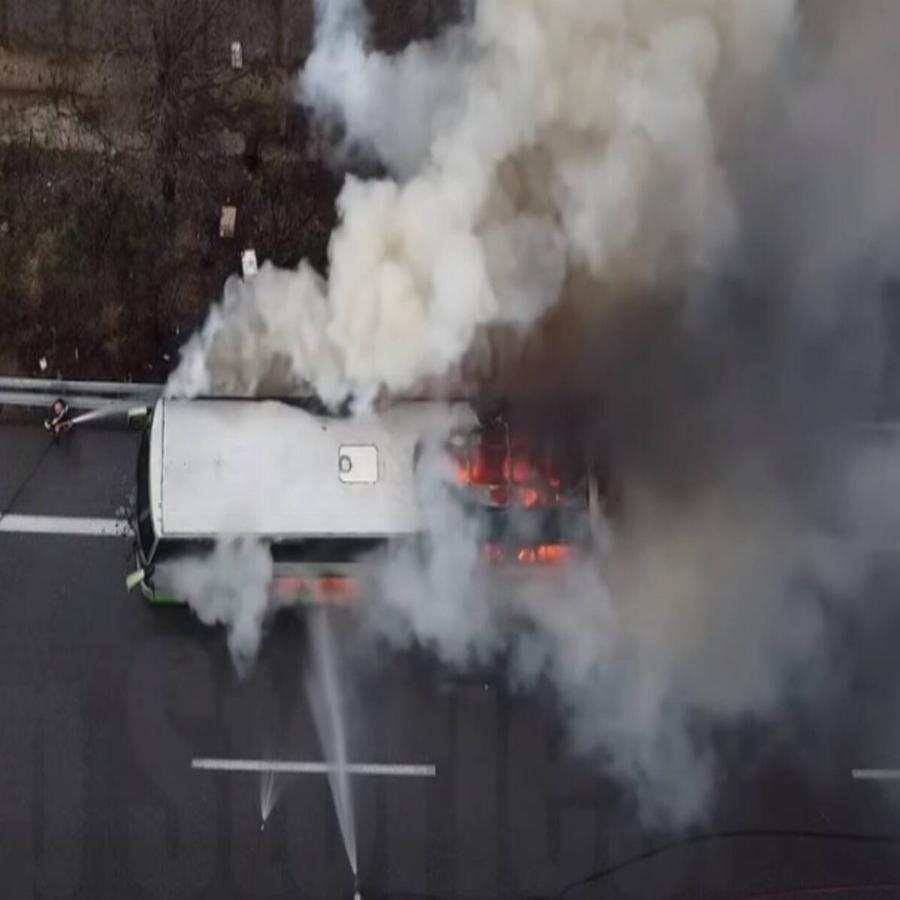Μαρτίνο λεωφορείο: Τρόμος! Τουριστικό λεωφορείο τυλίχτηκε στις φλόγες (Βίντεο)