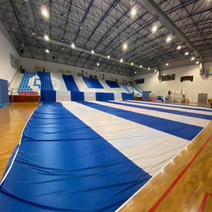 Σαντορίνη: Ομάδα έφτιαξε ελληνική σημαία 1.500 τ.μ. για να μπει στο ρεκόρ Γκίνες