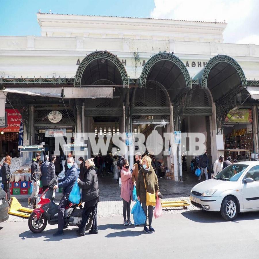 Βαρβάκειος: Πλήθος κόσμου στην αγορά για τον μπακαλιάρο της 25ης Μαρτίου