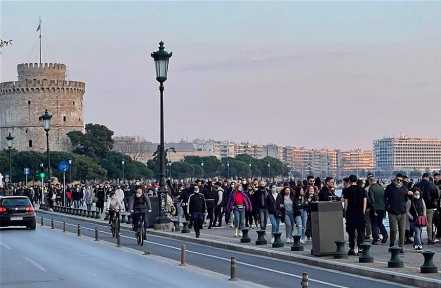 Θεσσαλονίκη σοκ: Τεράστιος συνωστισμός χθες βράδυ στη Μητροπόλεως – Χαμός στην παραλία το απόγευμα