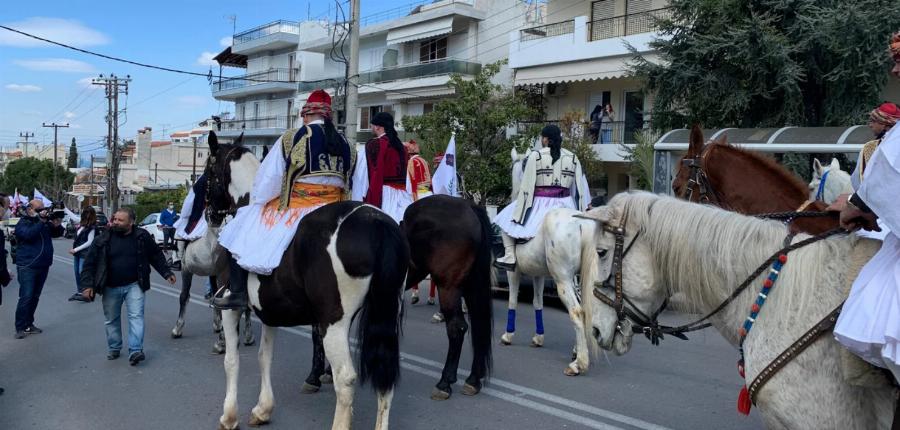 Γλυφάδα: 21 έφιπποι με παραδοσιακές φορεσιές έκαναν παρέλαση στους δρόμους