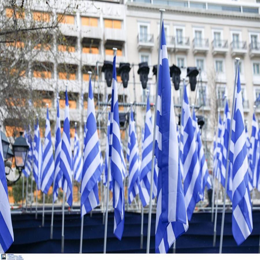 25η Μαρτίου παρέλαση: Το Σύνταγμα γέμισε με ελληνικές σημαίες – Πληροφορίες για την παρέλαση
