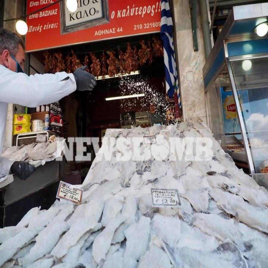 Βαρβάκειος: Πλήθος κόσμου στην αγορά για τον μπακαλιάρο της 25ης Μαρτίου