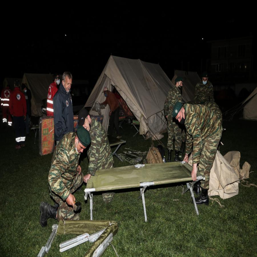 Ελασσόνα σεισμός: Μετά τον μεγάλο σεισμό 6 ρίχτερ οι κάτοικοι πέρασαν τη νύχτα έξω από τα σπίτια τους