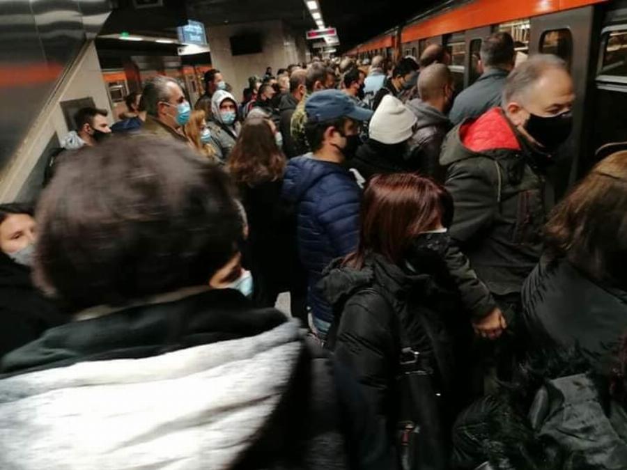 Μοναστηράκι: Απίστευτος συνωστισμός στα μέσα μαζικής μεταφοράς – Σοκαριστικές εικόνες
