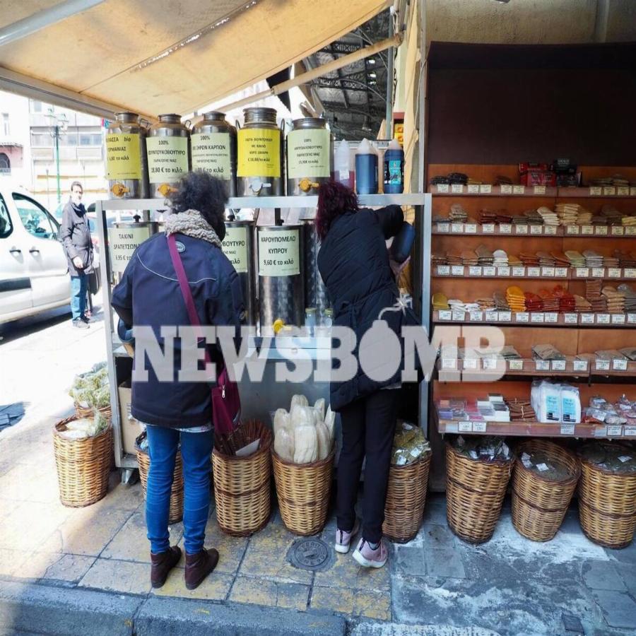 Βαρβάκειος: Πλήθος κόσμου στην αγορά για τον μπακαλιάρο της 25ης Μαρτίου