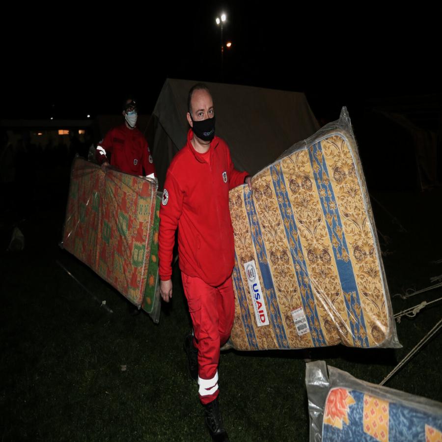 Ελασσόνα σεισμός: Μετά τον μεγάλο σεισμό 6 ρίχτερ οι κάτοικοι πέρασαν τη νύχτα έξω από τα σπίτια τους