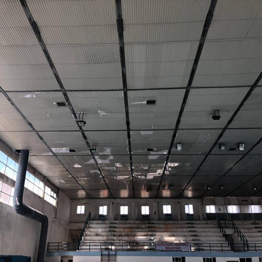 Γρεβενά: Σοκ με ανεμοστρόβιλο που χτύπησε την πόλη – Ξηλώθηκε η στέγη από το κολυμβητήριο