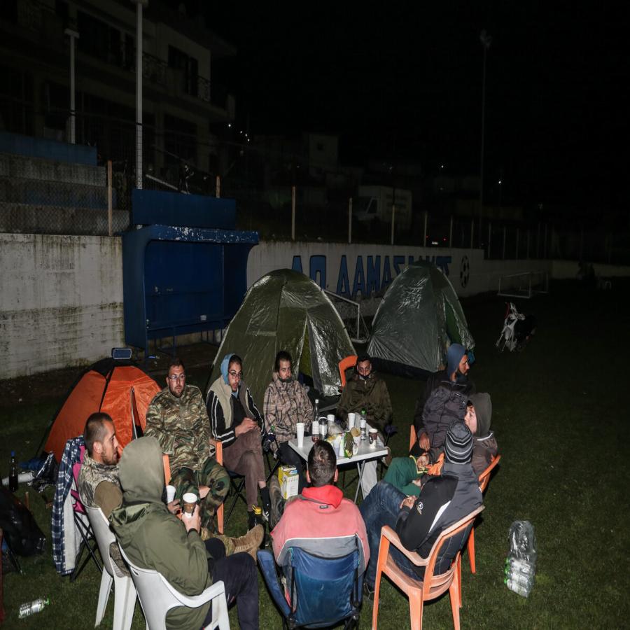 Ελασσόνα σεισμός: Μετά τον μεγάλο σεισμό 6 ρίχτερ οι κάτοικοι πέρασαν τη νύχτα έξω από τα σπίτια τους