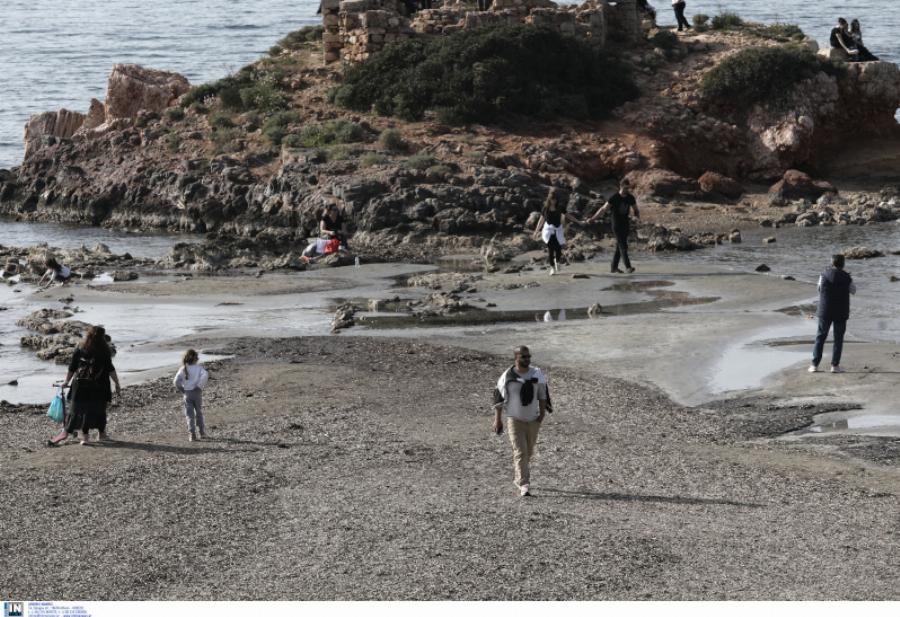 Καβούρι Αττικής: Υποχώρησε η θάλασσα λόγω άμπωτης – Είναι σημάδι ενδεχόμενου σεισμού;