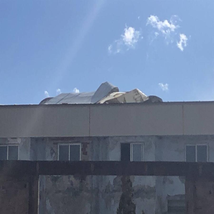 Γρεβενά: Σοκ με ανεμοστρόβιλο που χτύπησε την πόλη – Ξηλώθηκε η στέγη από το κολυμβητήριο