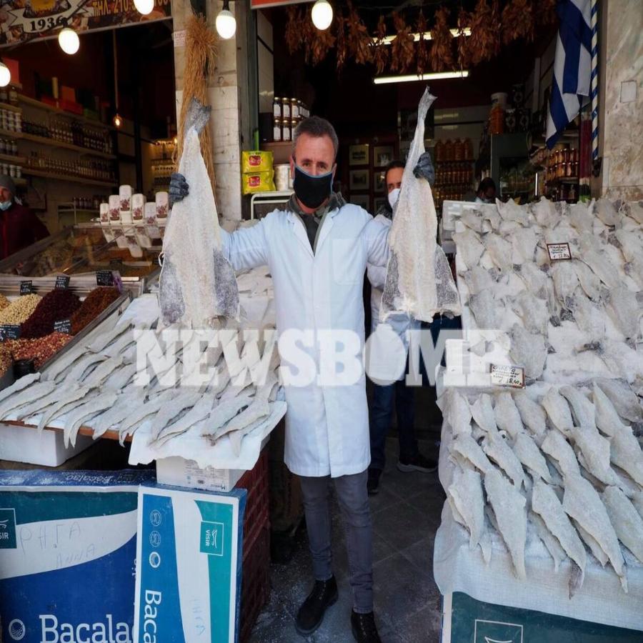 Βαρβάκειος: Πλήθος κόσμου στην αγορά για τον μπακαλιάρο της 25ης Μαρτίου