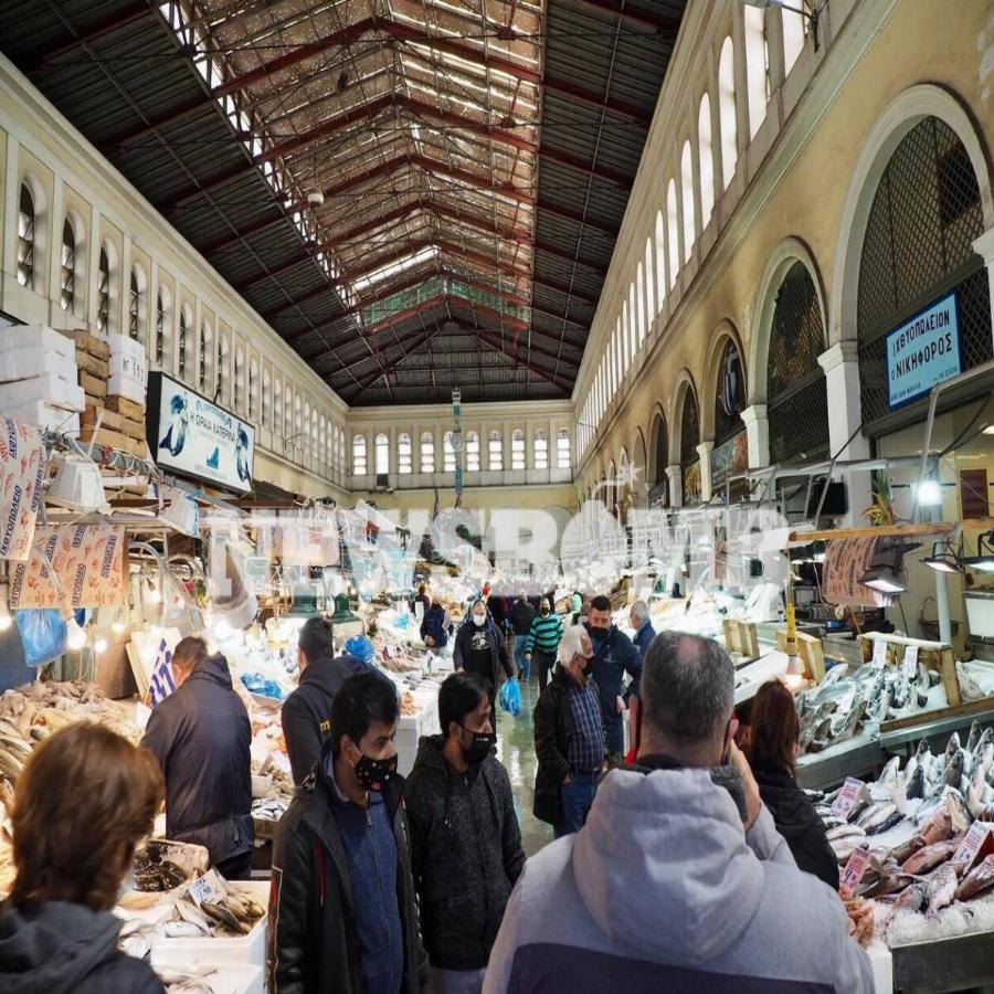 Βαρβάκειος: Πλήθος κόσμου στην αγορά για τον μπακαλιάρο της 25ης Μαρτίου